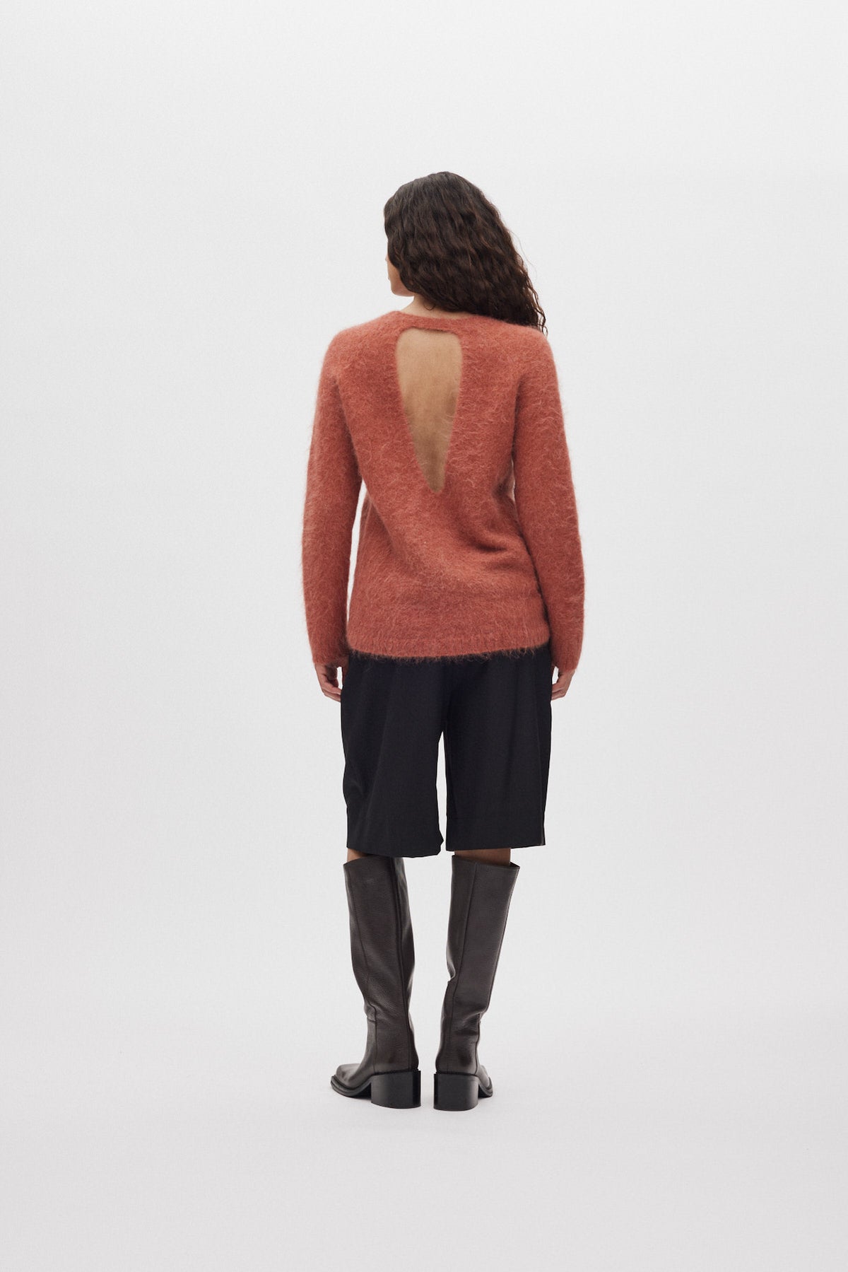 Dinea - Fluffy knit open back sweater I Redwood
