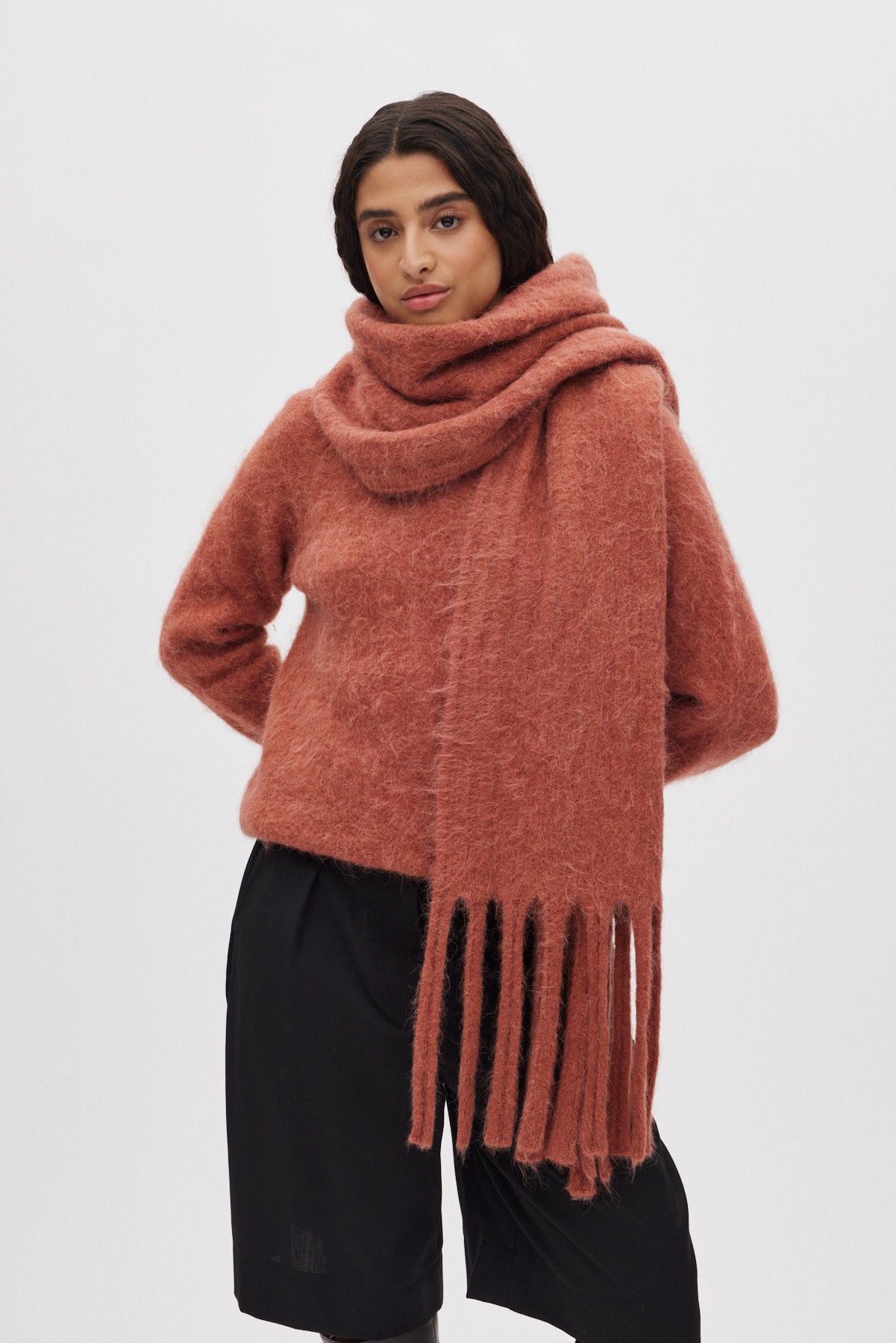 Emillia - Fluffy knit scarf I Redwood