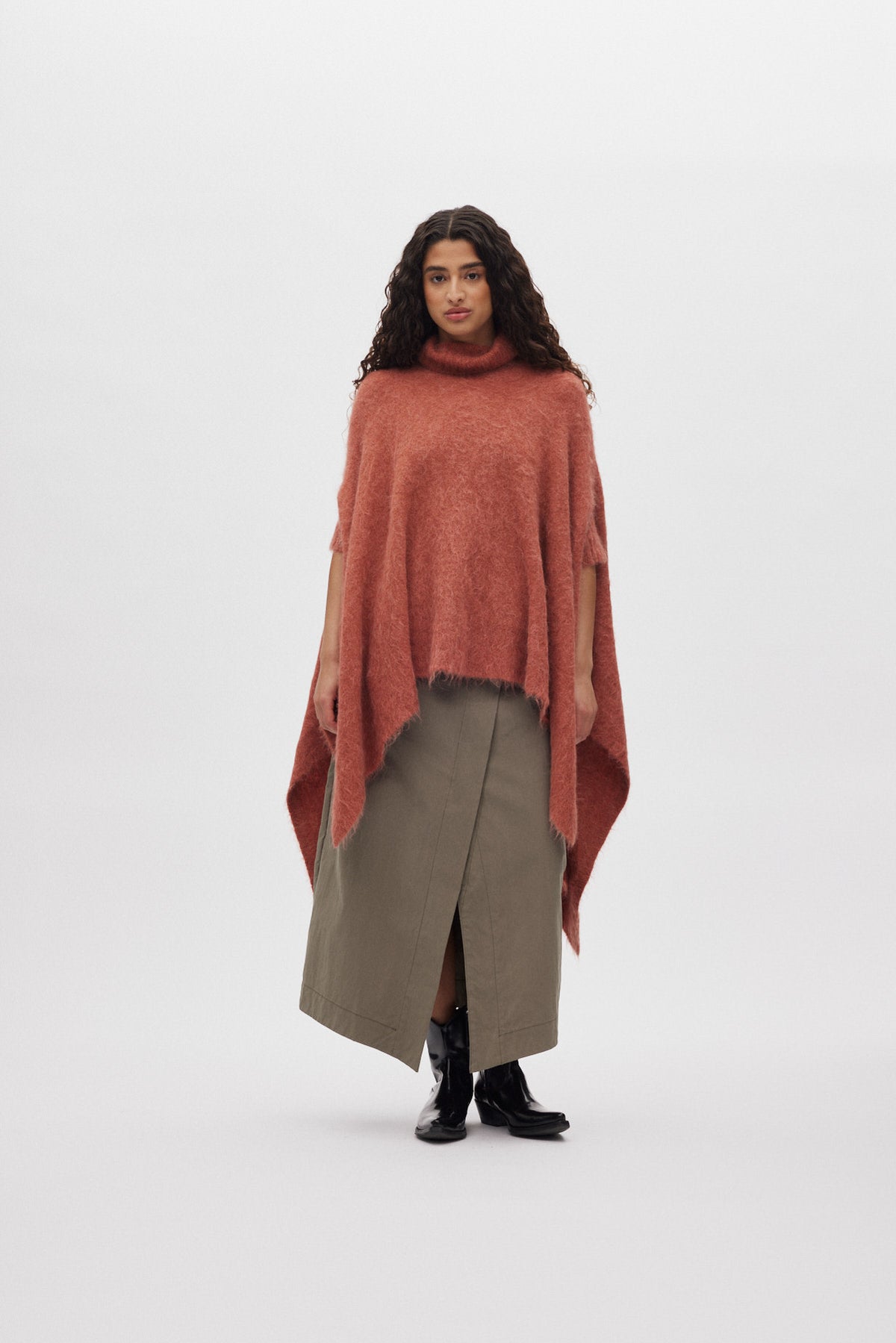 Dede - Fluffy knit poncho I Redwood