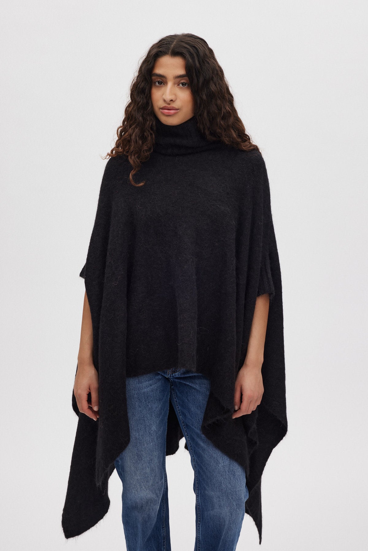 Dede - Fluffy knit poncho I Black