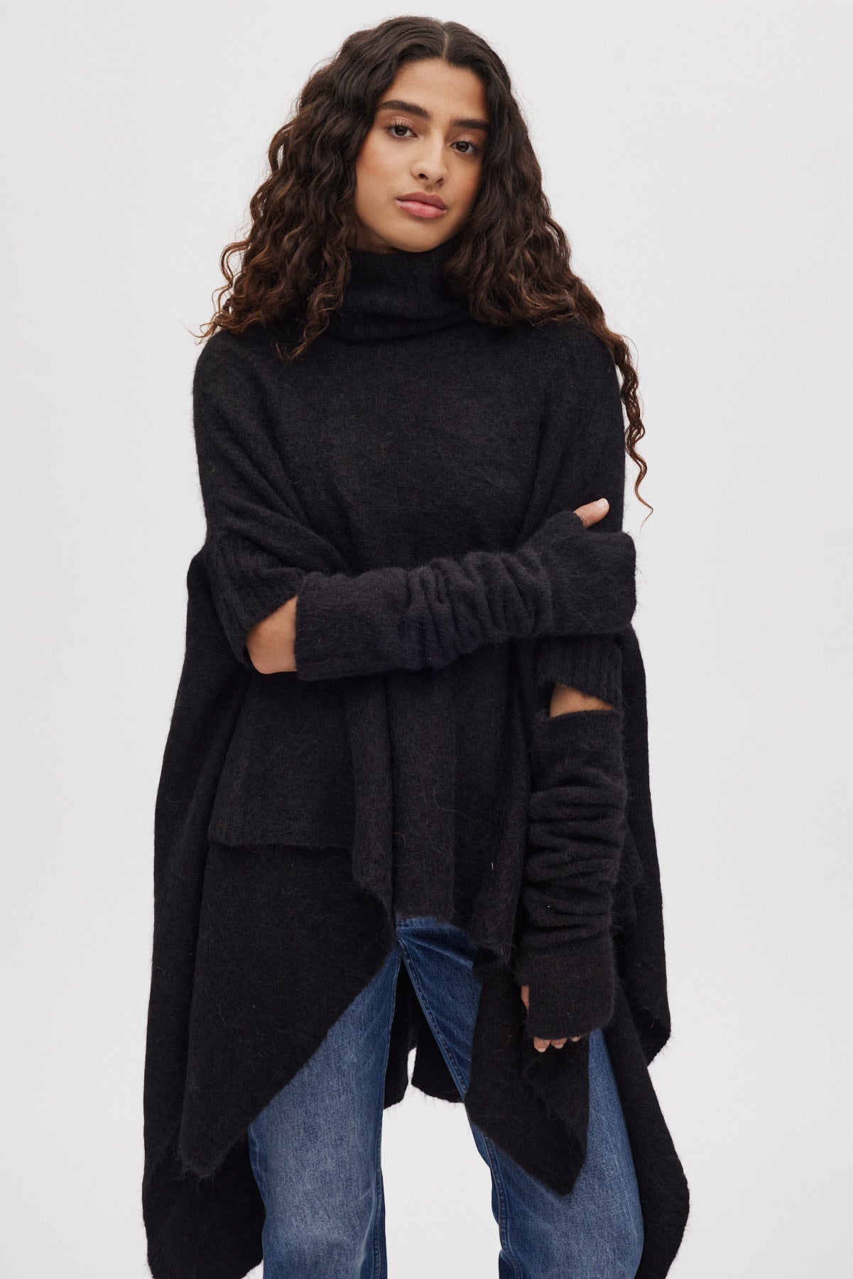 Dede - Fluffy knit poncho I Black