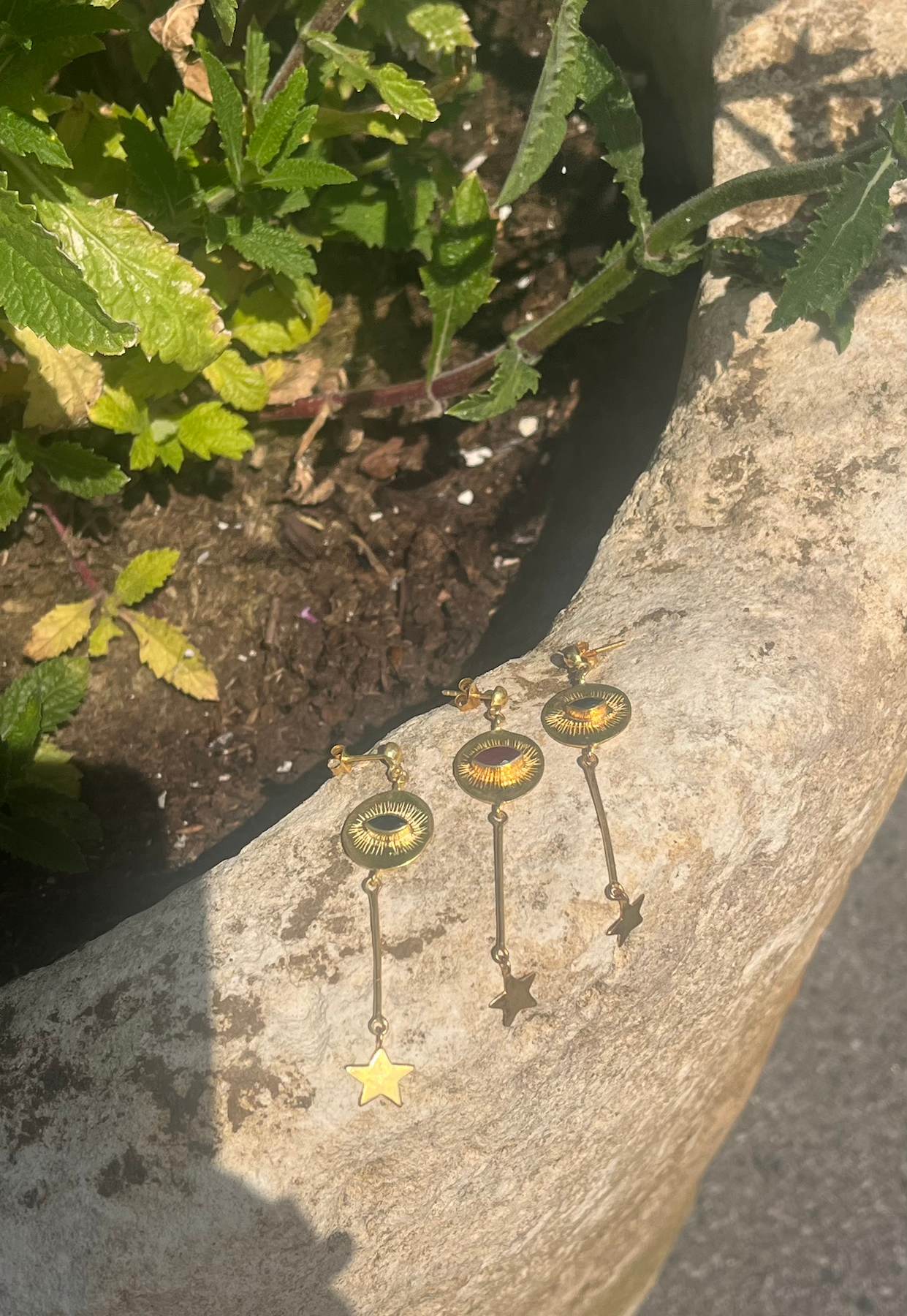 Nafsu - Long Gold plated eye earstick w/star pendant I Black Sapphire