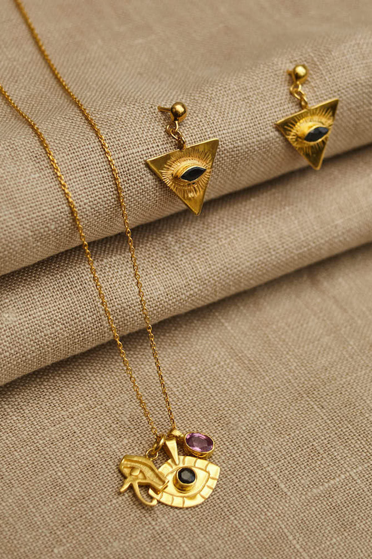 Nafsu - Earstick w/ Triangle Eye Pendant I Red Ruby