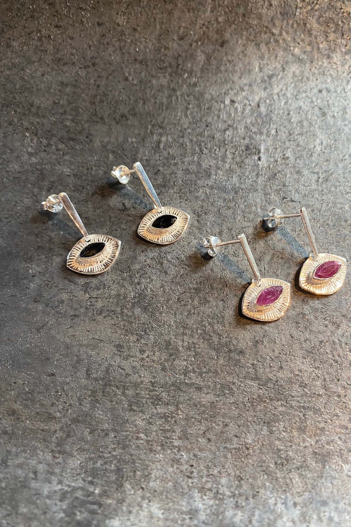 Nafsu - Silver earstick w/eye pendant I Sapphire