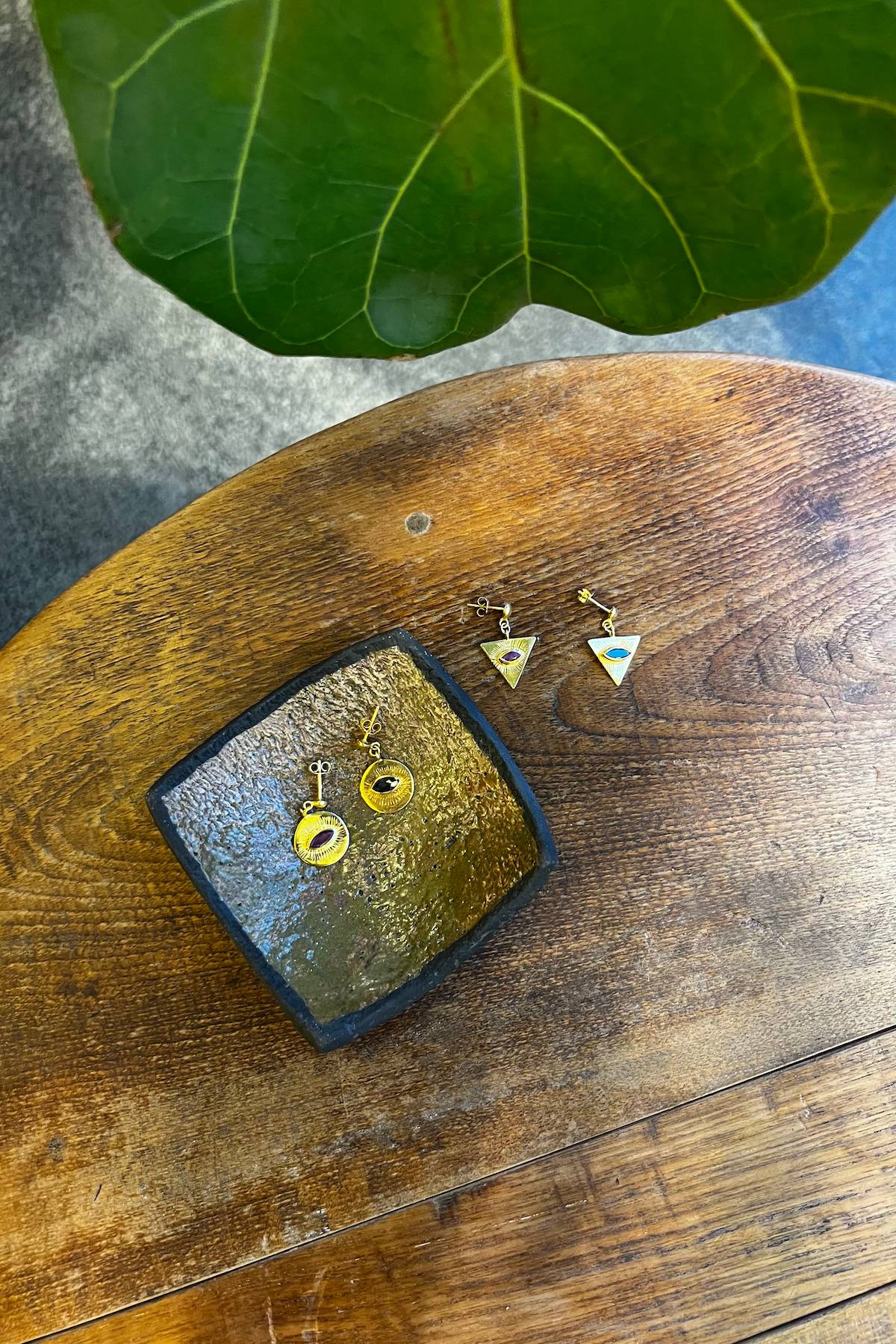 Nafsu - Earstick w/ Triangle Eye Pendant I Black Sapphire