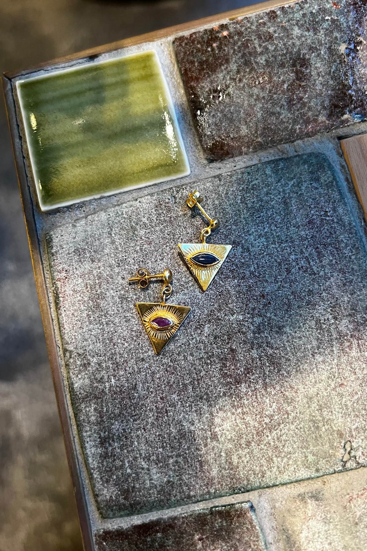 Nafsu - Earstick w/ Triangle Eye Pendant I Red Ruby