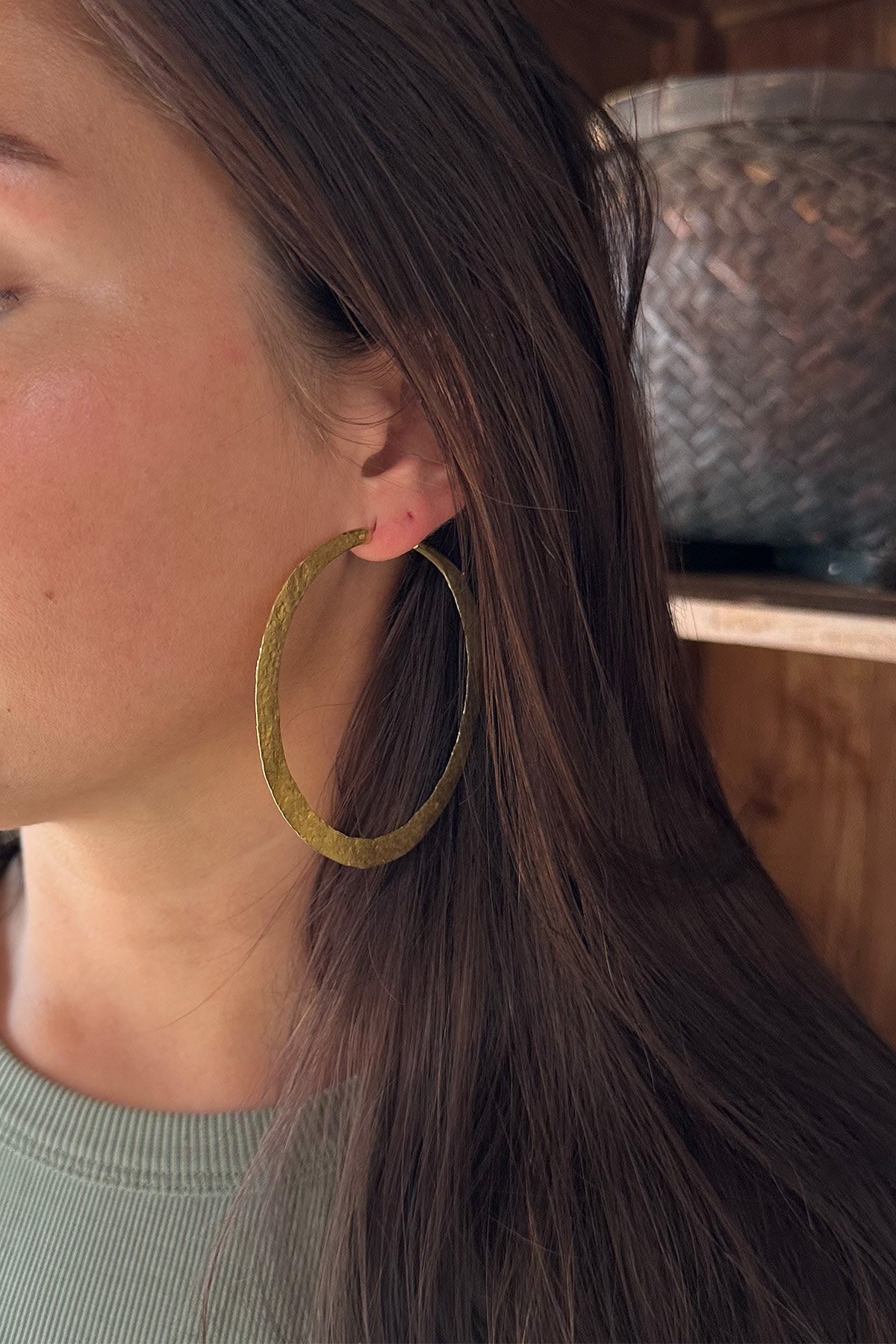 Nafsu - Hammered hoop L I Gold plated