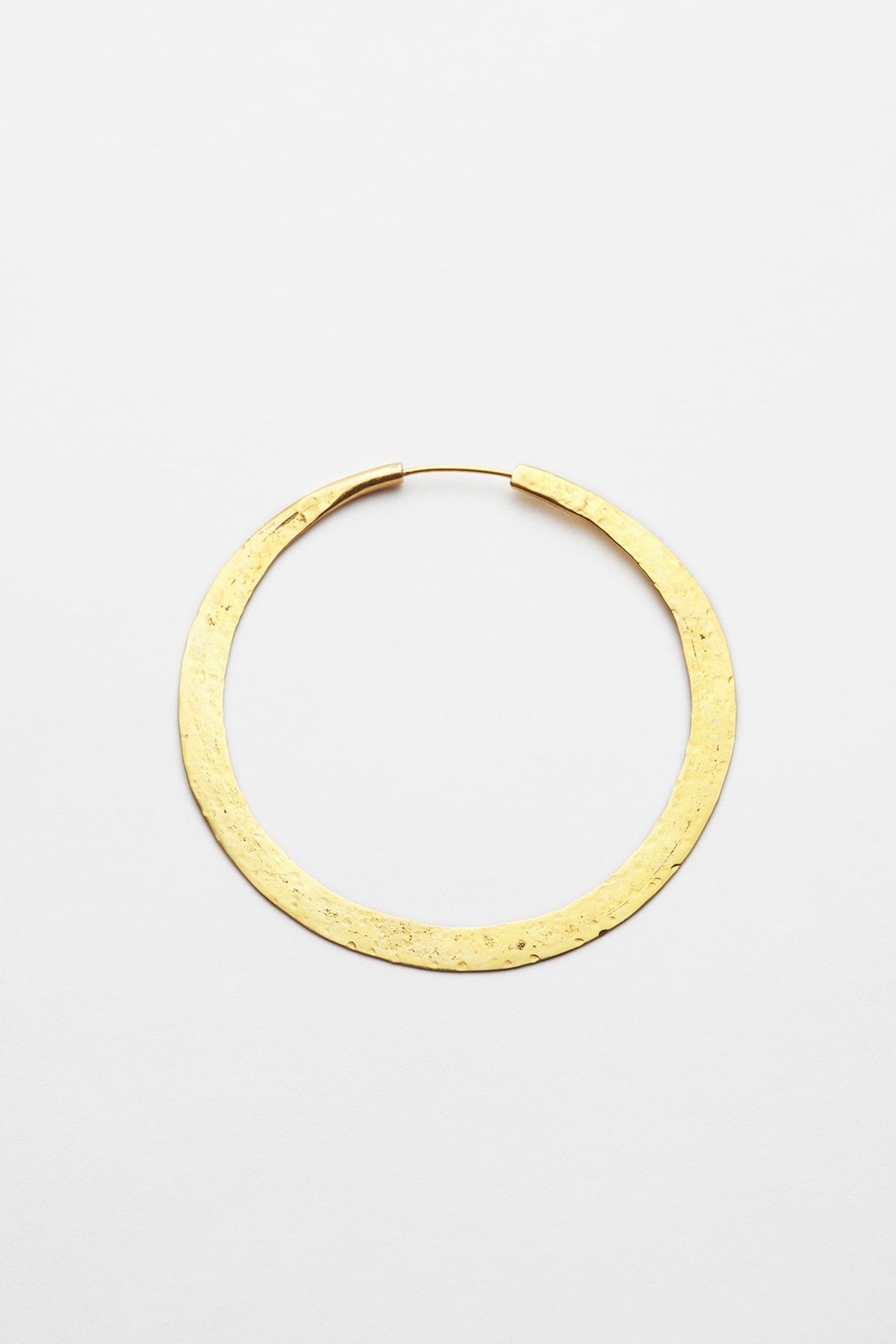 Nafsu - Hammered hoop L I Gold plated