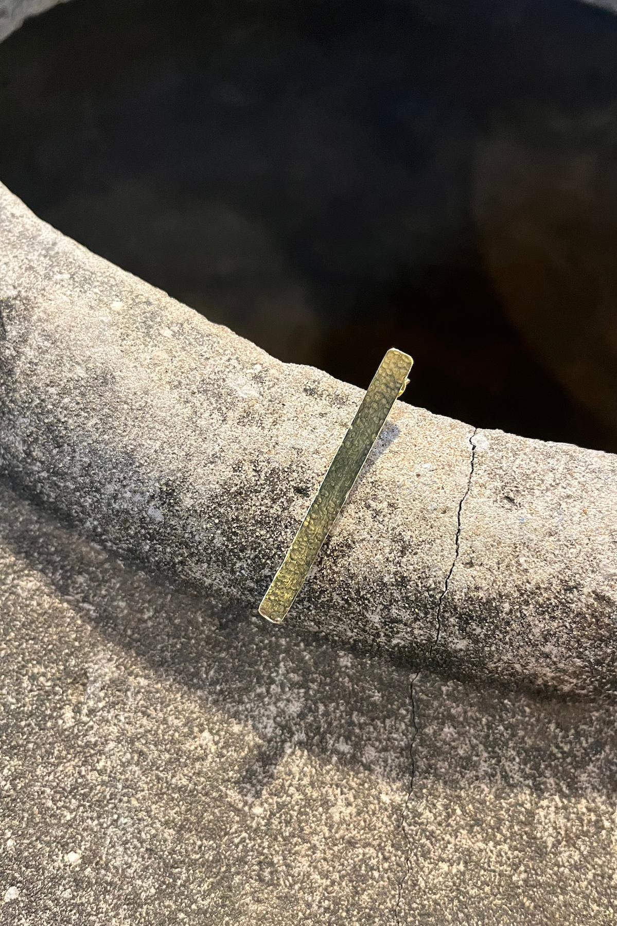 Nafsu - Hammered long earstick I Gold plated