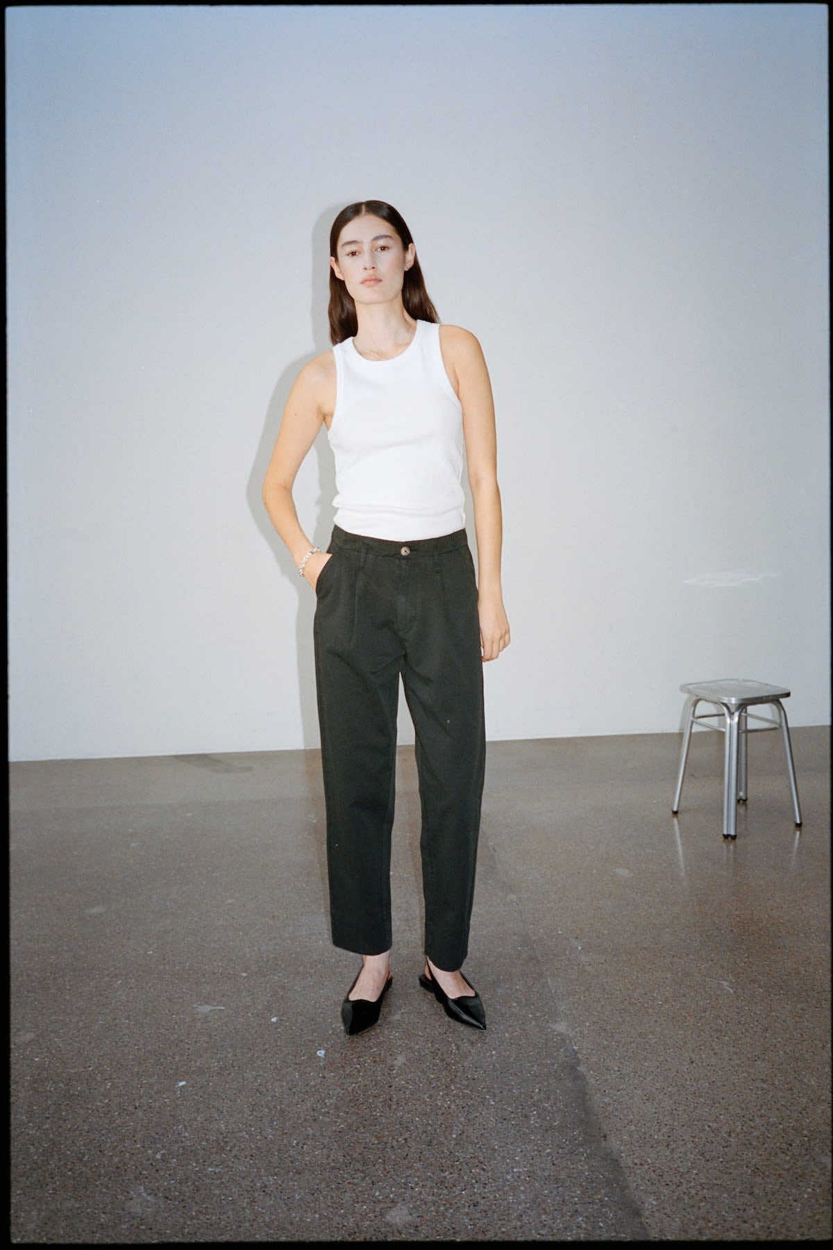 Raina - Canvas light pleat pant I Faded Black