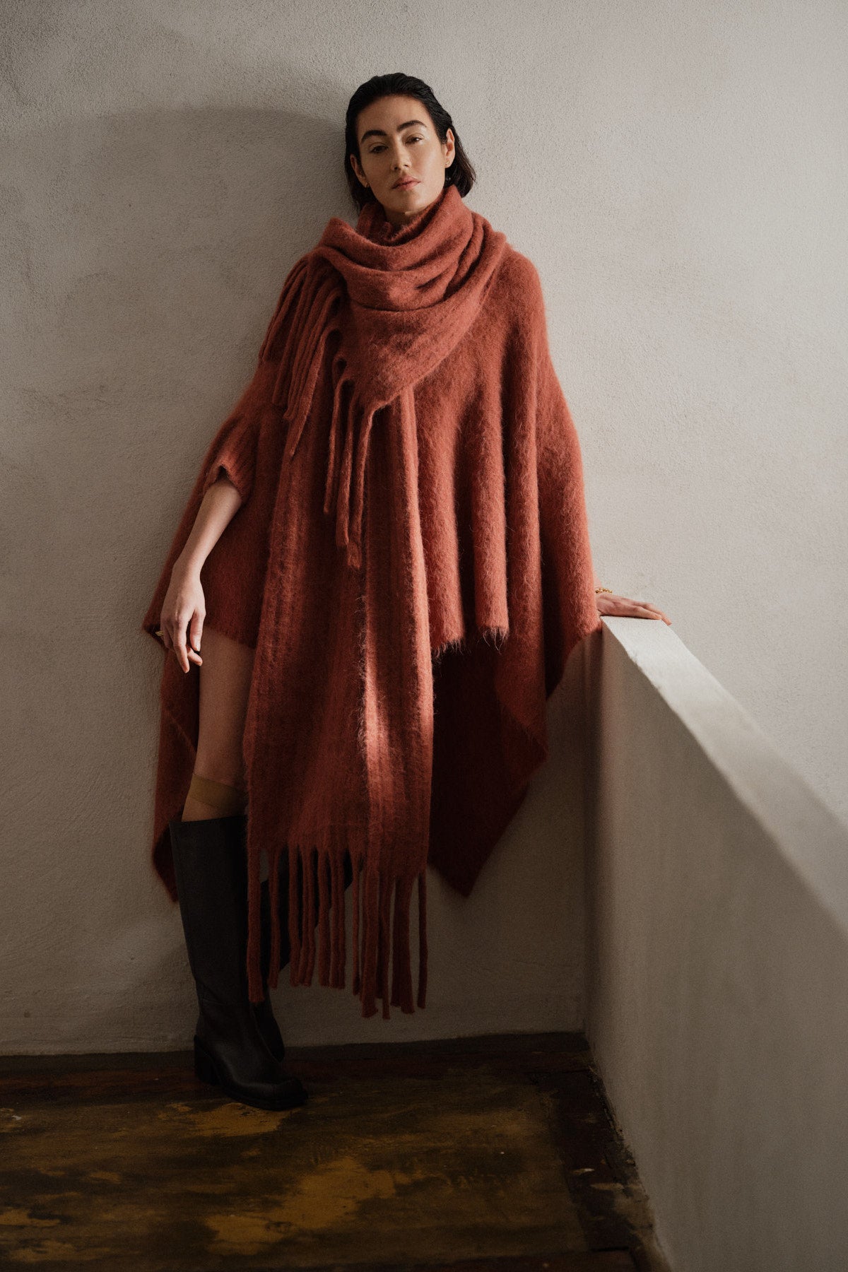 Dede - Fluffy knit poncho I Redwood