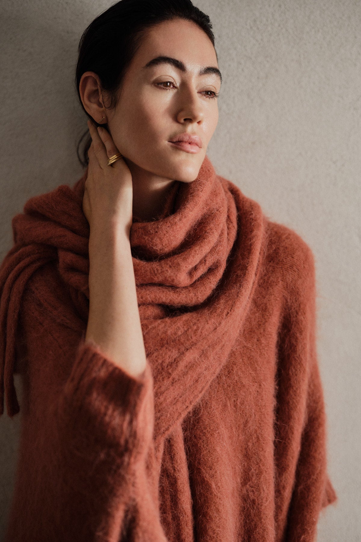 Dede - Fluffy knit poncho I Redwood