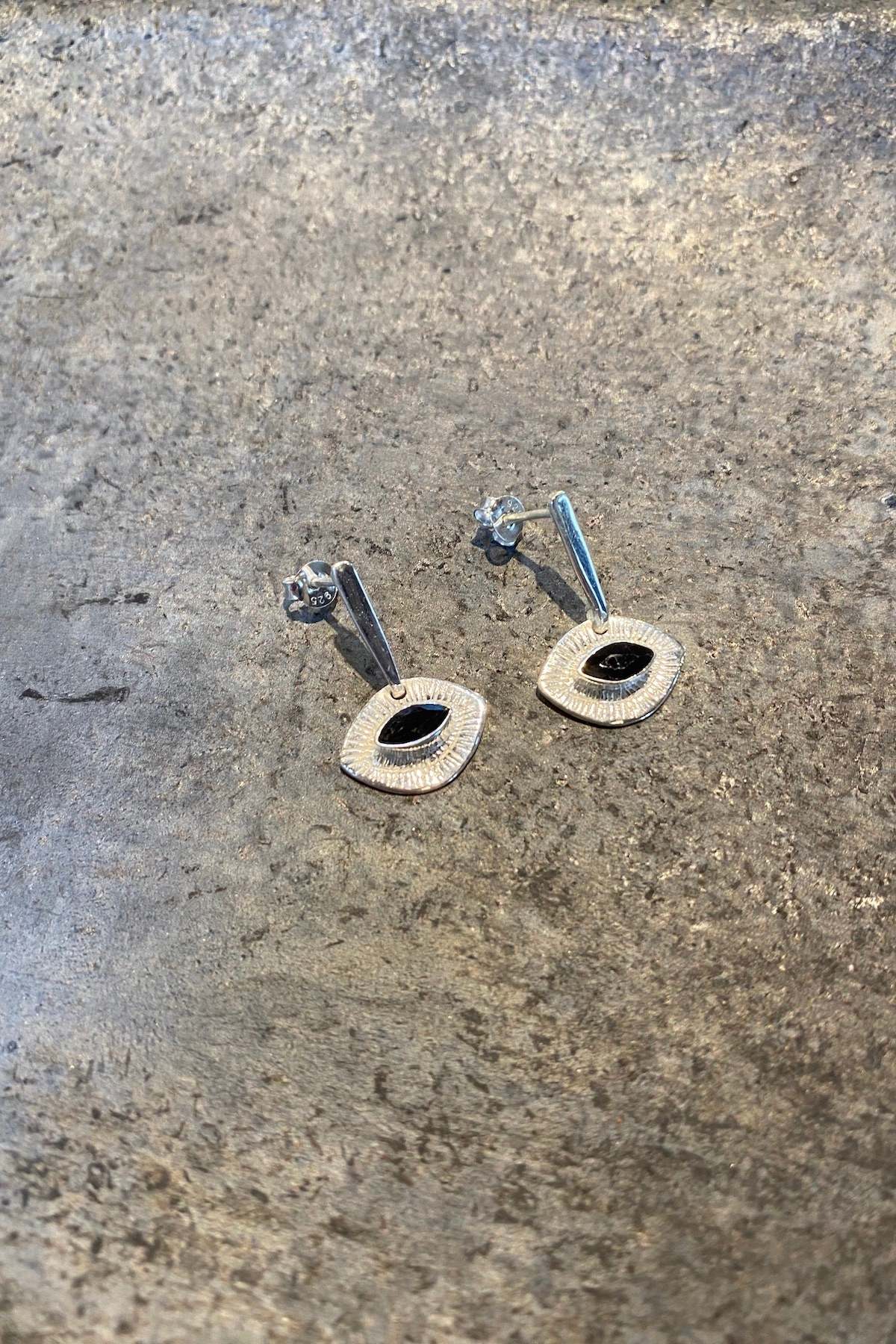 Nafsu - Silver earstick w/eye pendant I Sapphire