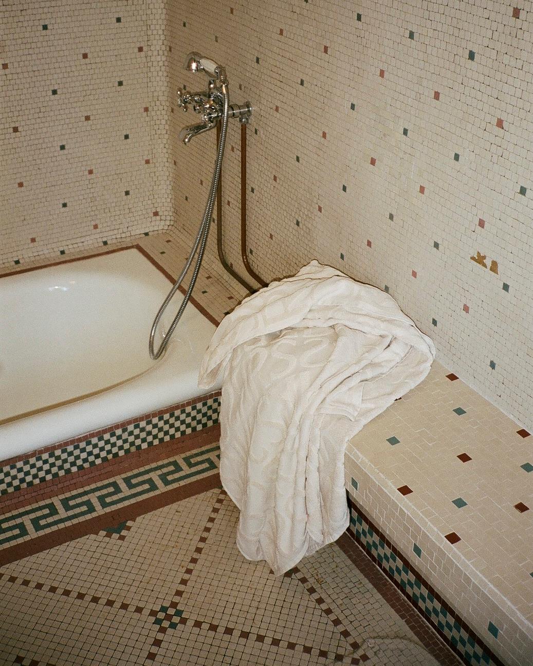 Monogram bath towel - Bath towel 100x150 cm I Ivory