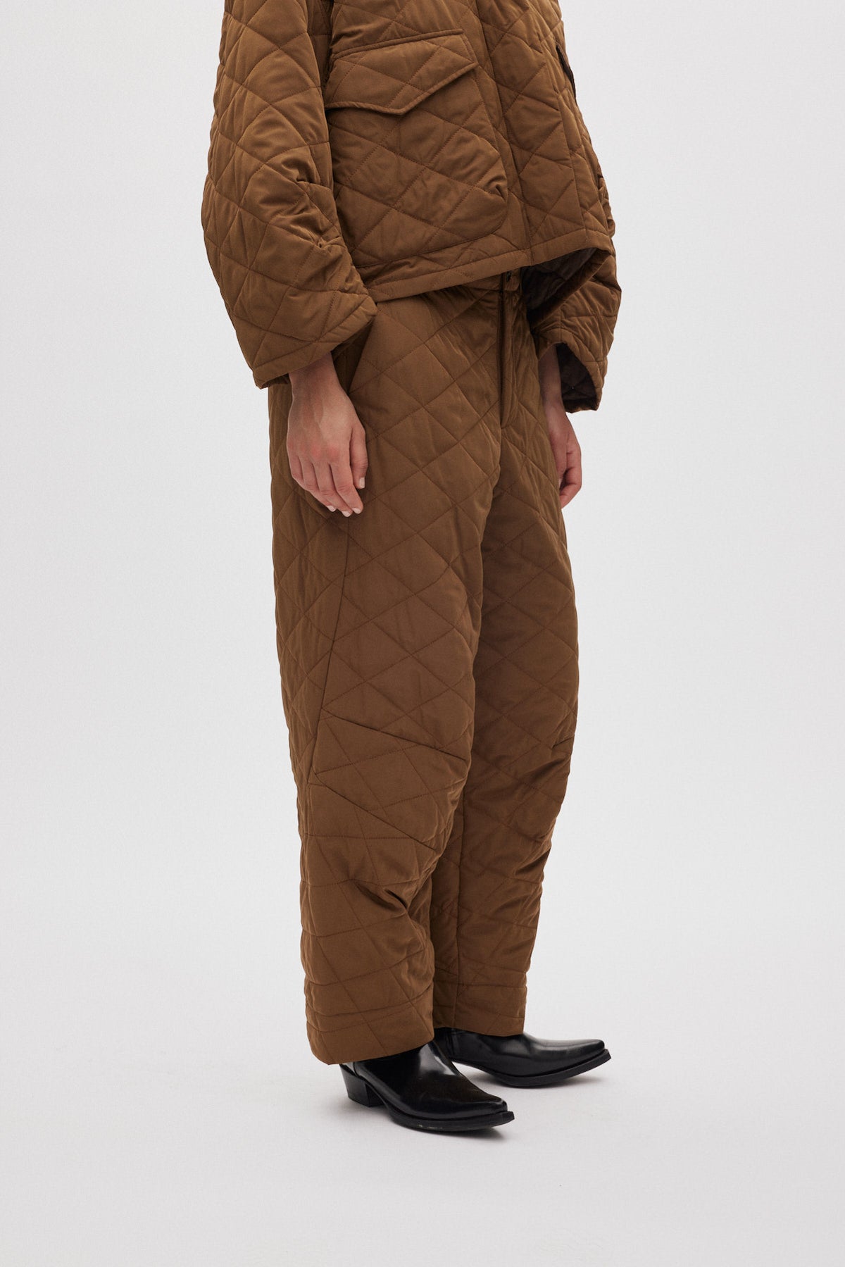 October - Tech quilt shaped pants I Chestnut
