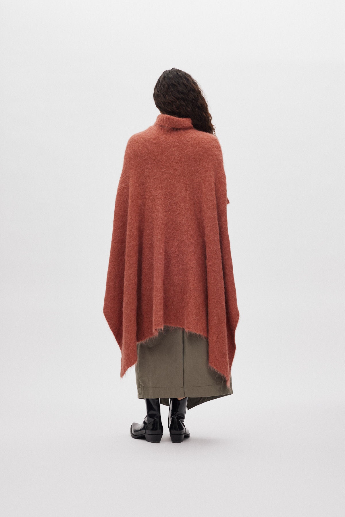 Dede - Fluffy knit poncho I Redwood