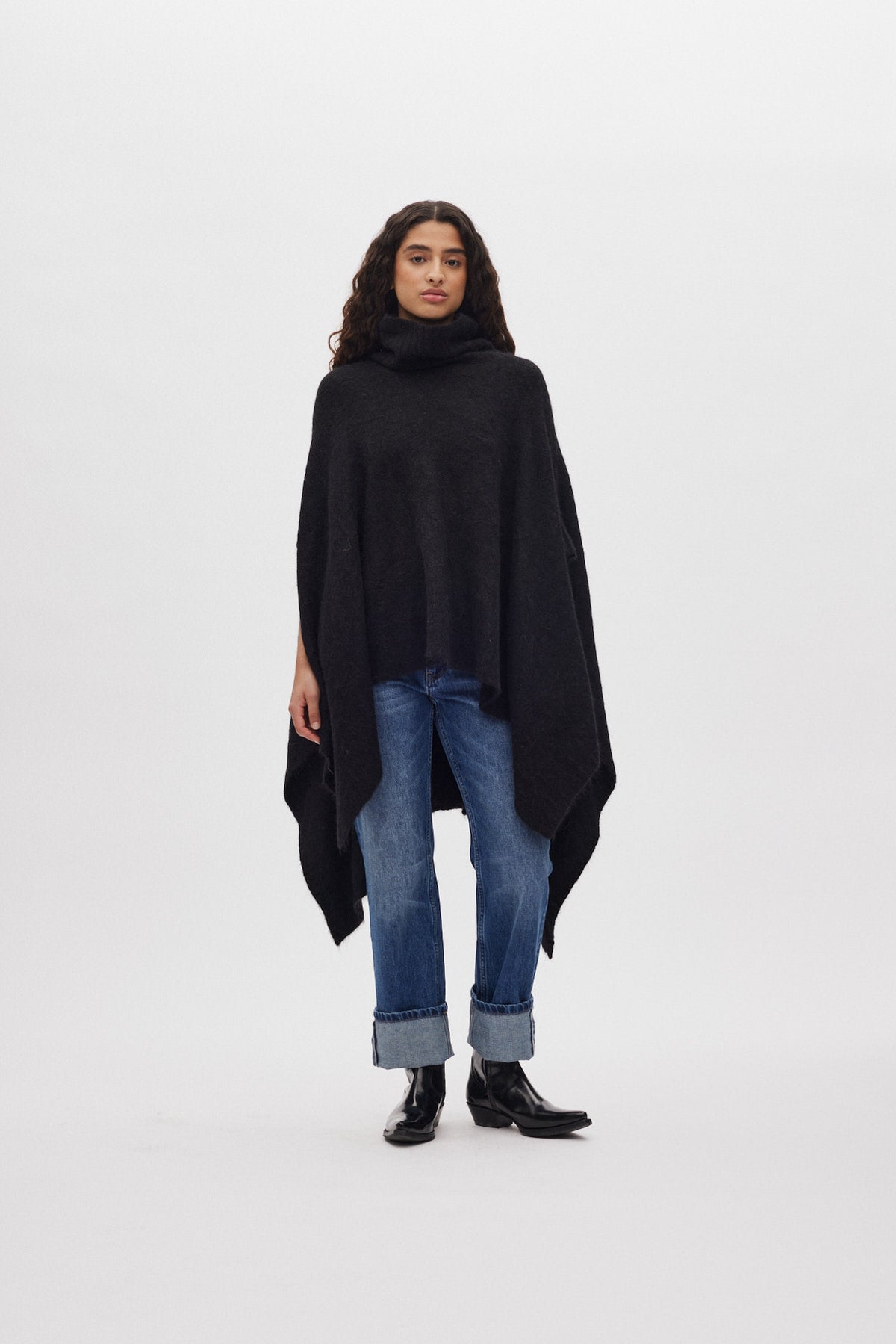 Dede - Fluffy knit poncho I Black