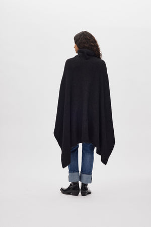 Dede - Fluffy knit poncho I Black