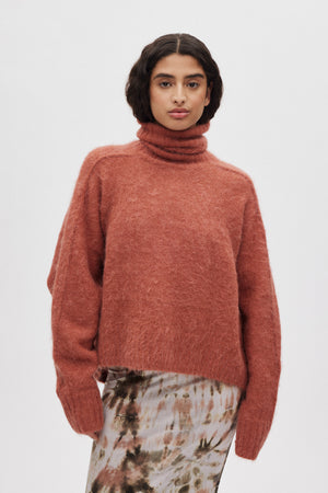 Mabeka - Fluffy knit funnel-neck sweater I Redwood