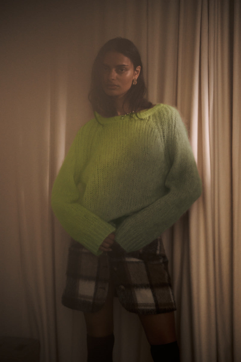 Jasmin - Cross dye boxy sweater I Vibrant green pelican combo