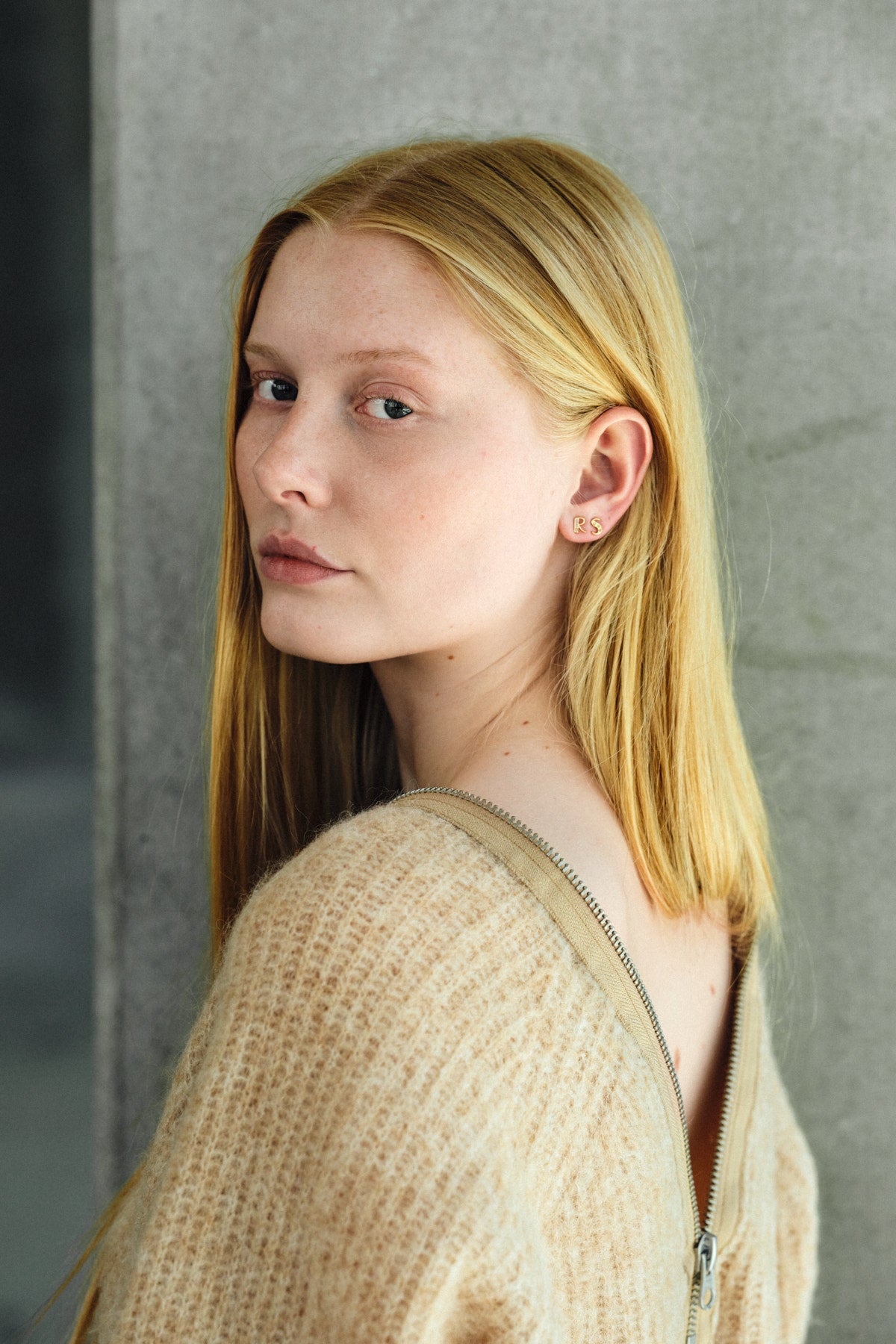 Maelle - Superlight knit zip opening sweater I Light camel