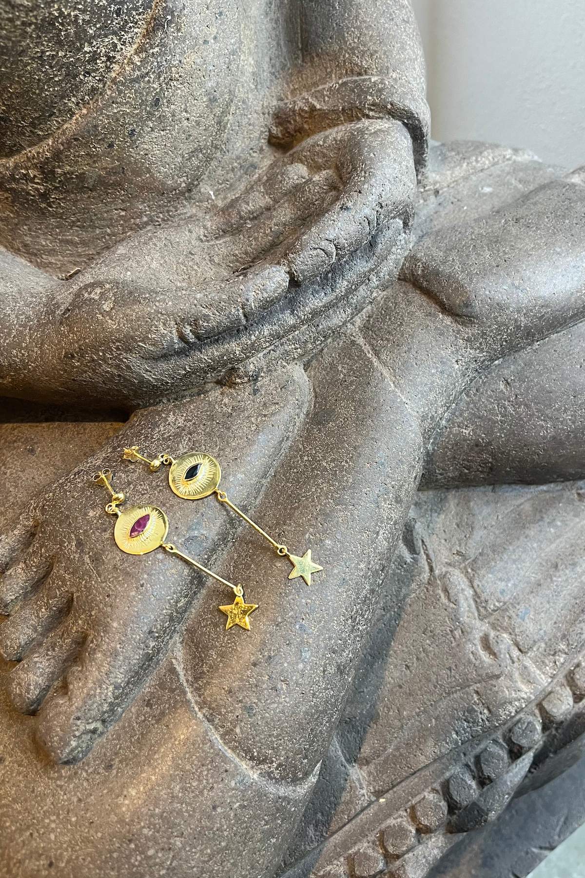 Nafsu - Long Gold plated eye earstick w/star pendant I Black Sapphire