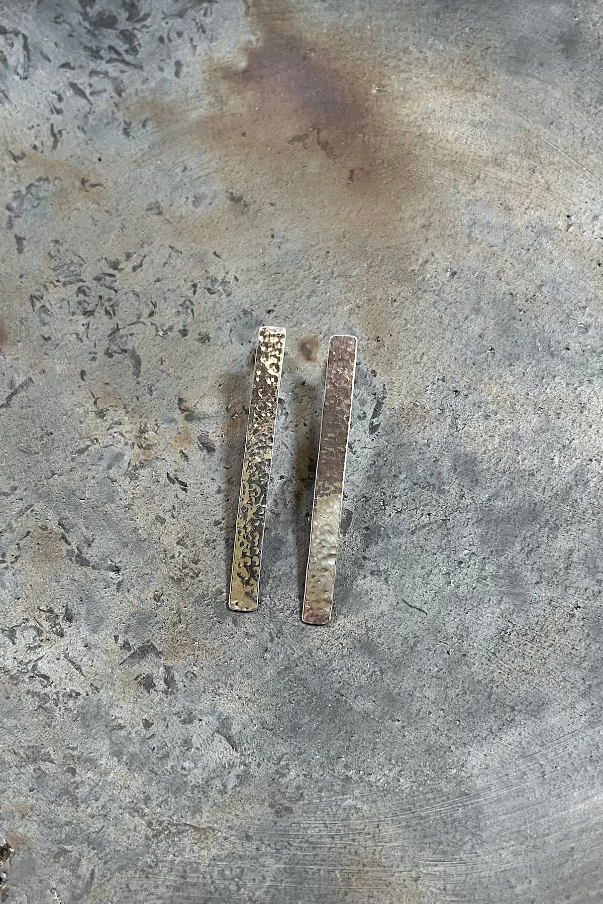 Nafsu - Long hammered earstick I Silver