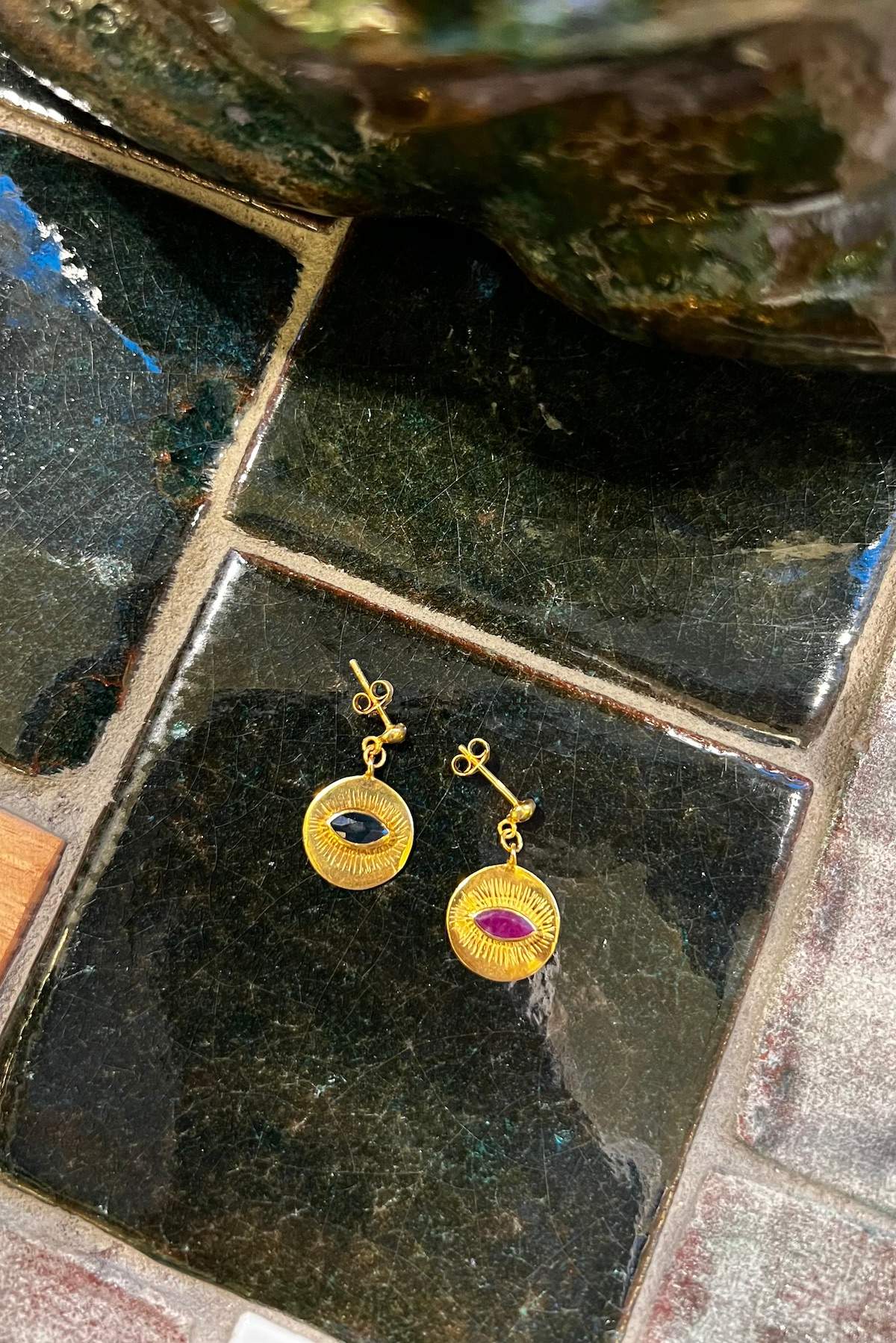 Nafsu - Earstick w/ round eye pendant I Gold plated/ Sapphire