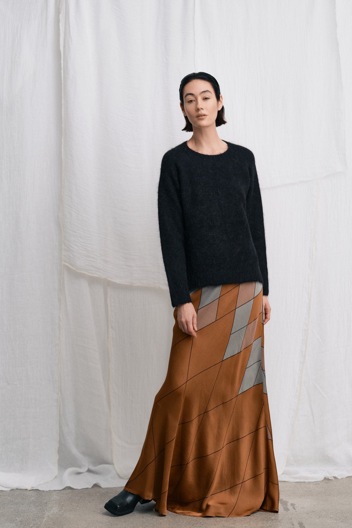 Dinea - Fluffy knit open back sweater I Black