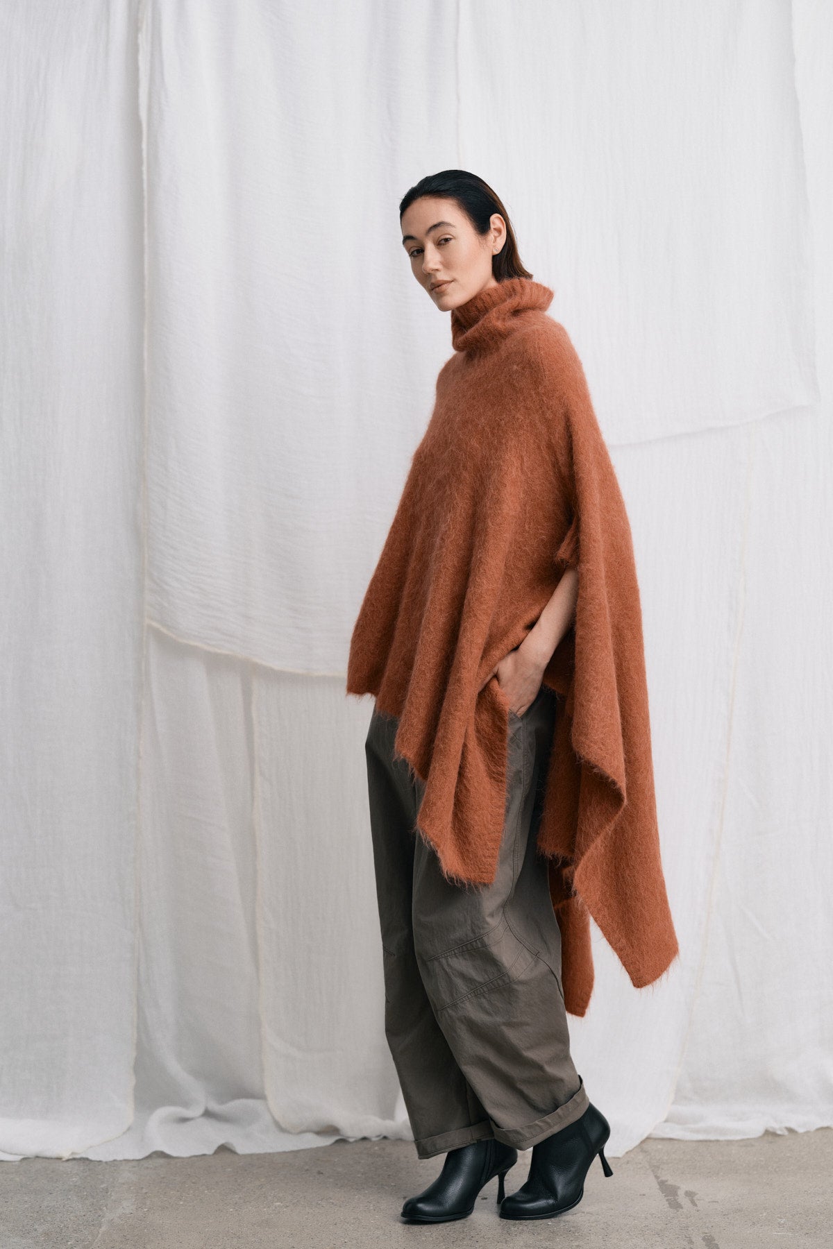 Dede - Fluffy knit poncho I Redwood