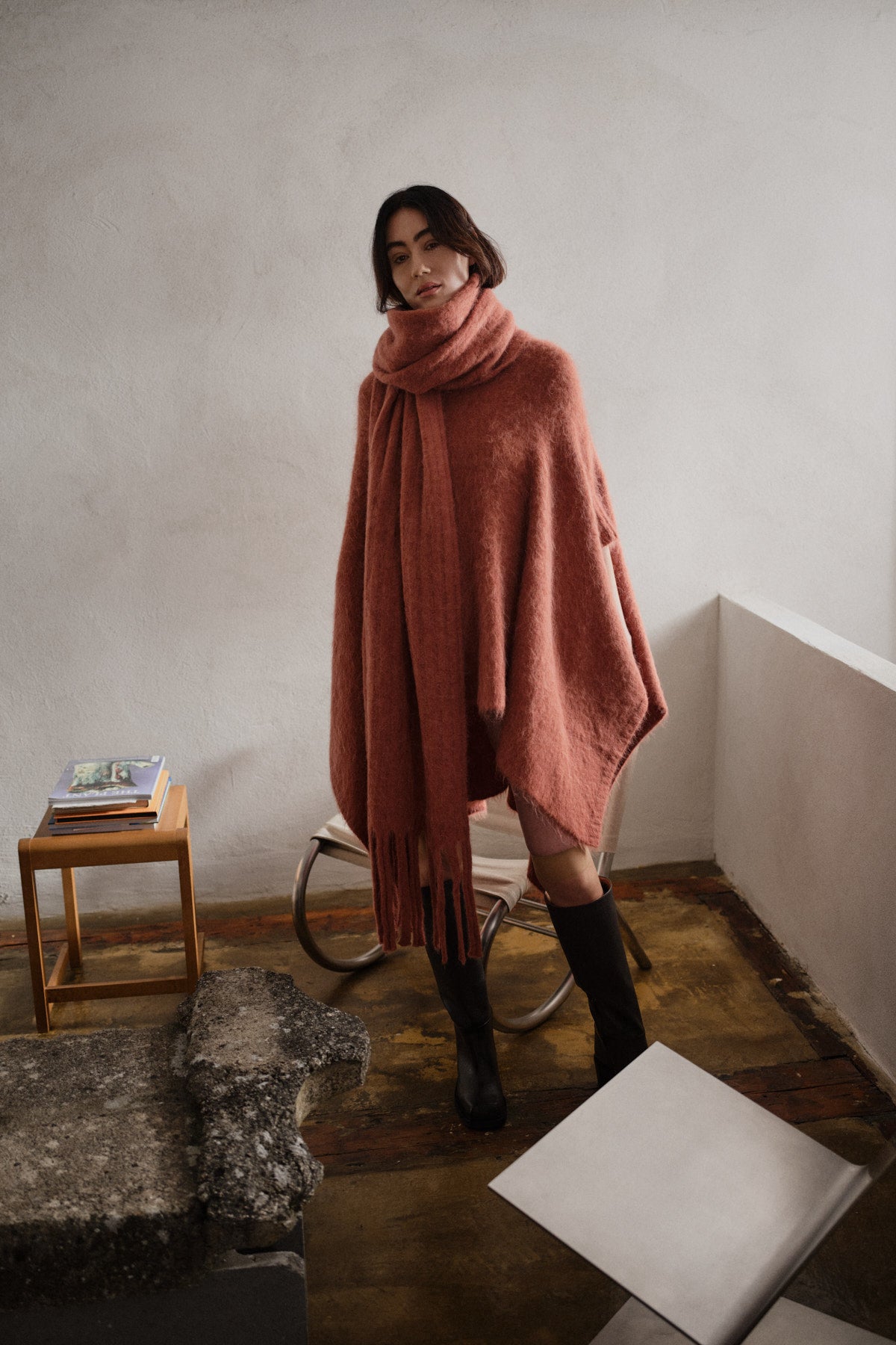Dede - Fluffy knit poncho I Redwood